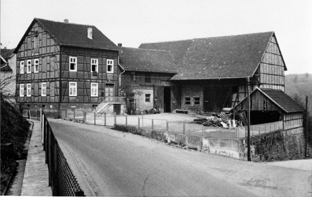 Bauernhof der Familie Dethof in 1960, abgerissen in 1968. Kasseler Straße.